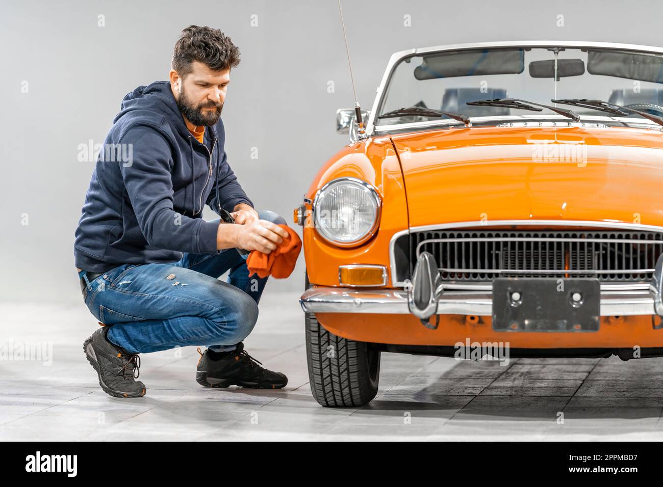 pulizia e restauro manuale della carrozzeria di vecchie automobili Foto Stock