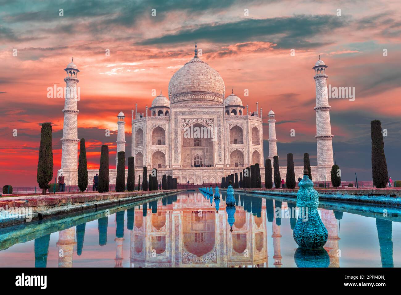 Taj Mahal famoso mausoleo di marmo al tramonto, Agra, India Foto Stock