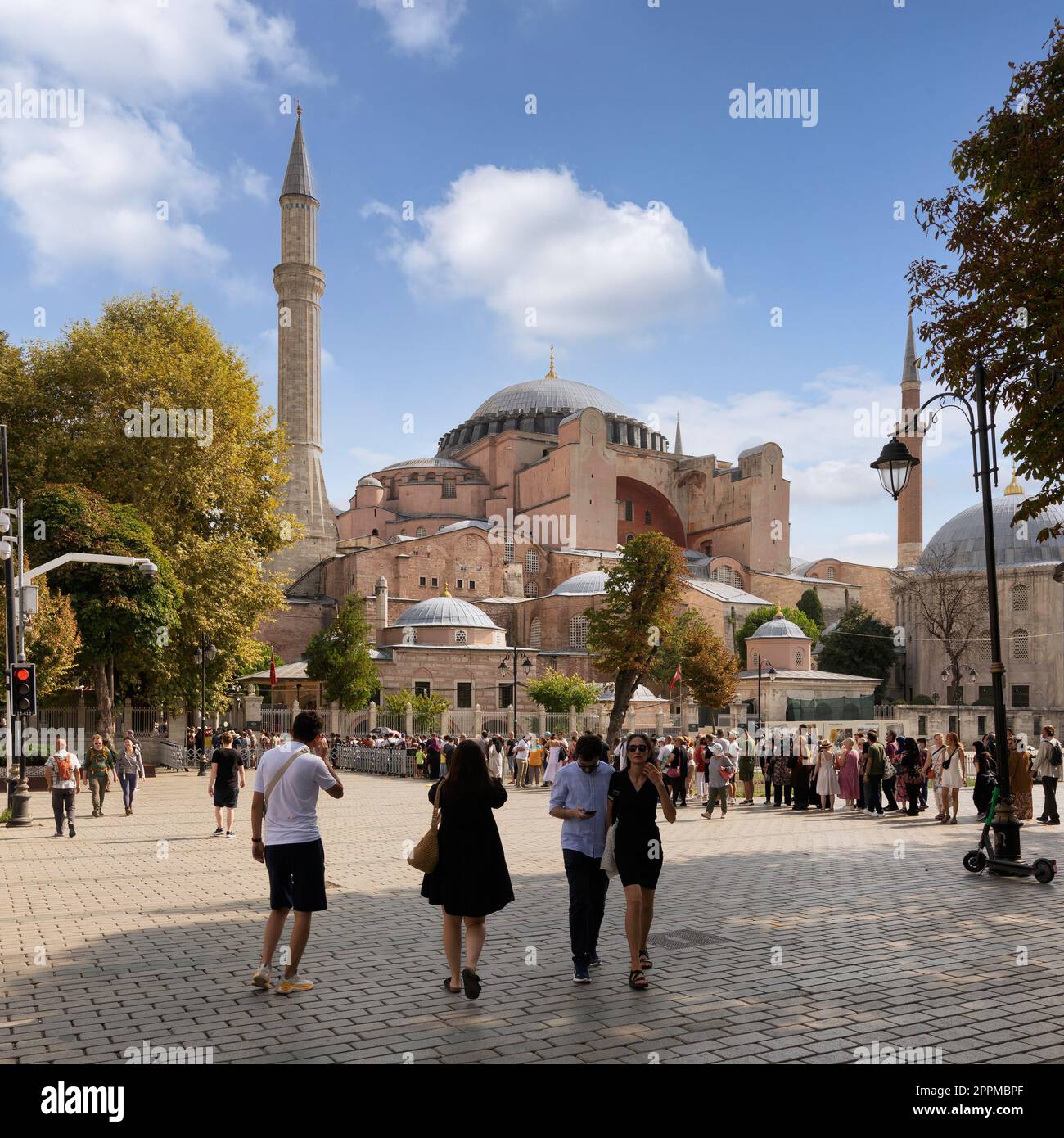 Lunga coda di turisti in attesa di entrare nella Moschea di Santa Sofia, o Ayasofya Camii, ex chiesa greco-ortodossa Foto Stock