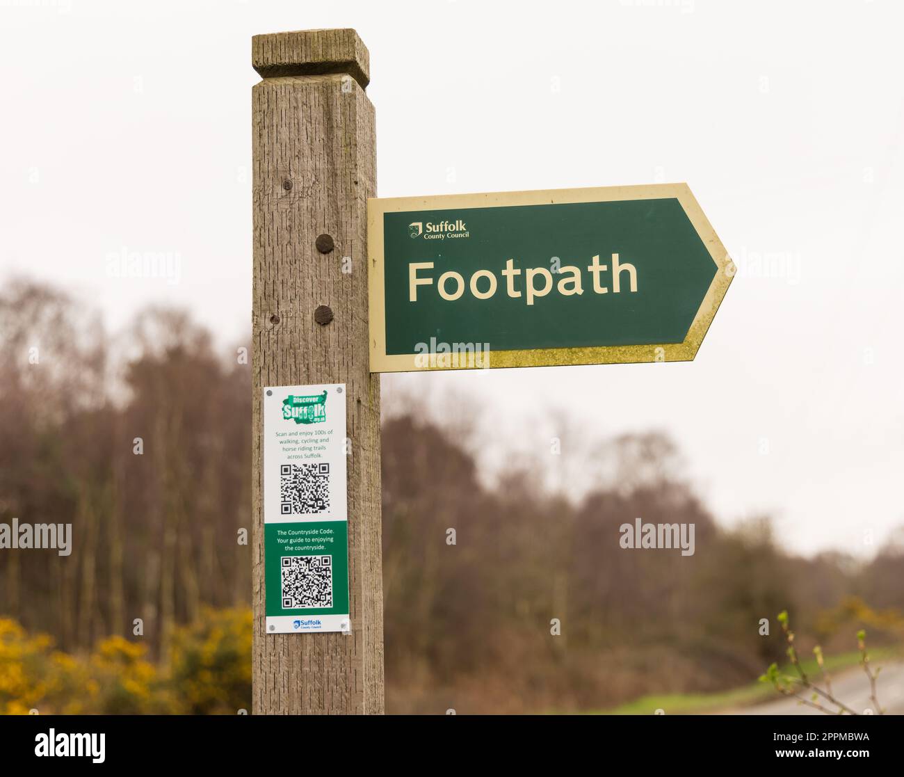 Cartello pubblico con codici QR per gli escursionisti per scannerizzare e ottenere informazioni su passeggiate a piedi e in bicicletta a Suffolk e il codice di campagna. Aldingham, Regno Unito Foto Stock
