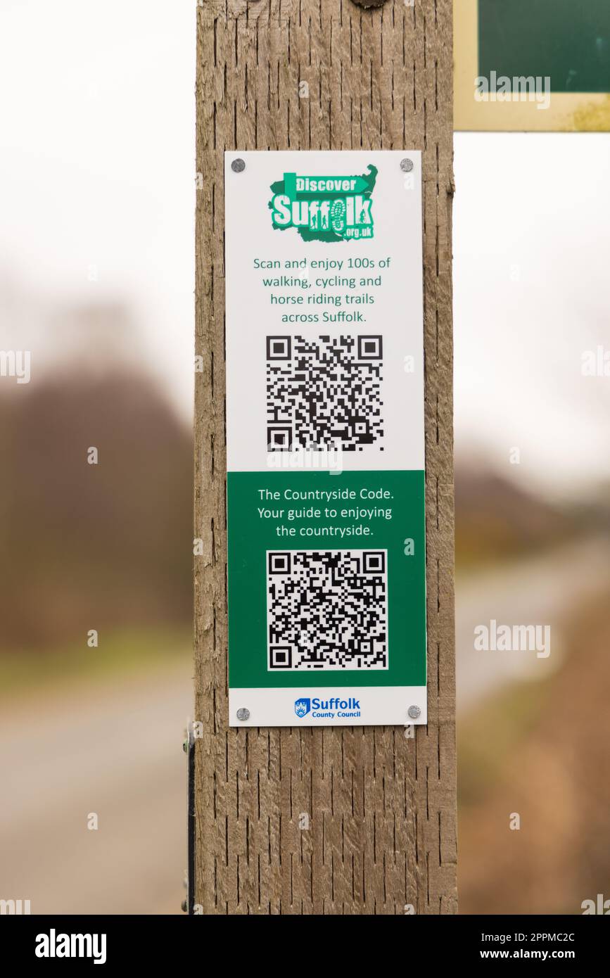 Firma su un post con codici QR per gli escursionisti per la scansione e ottenere informazioni su passeggiate a piedi e in bicicletta a Suffolk e il codice di campagna Foto Stock