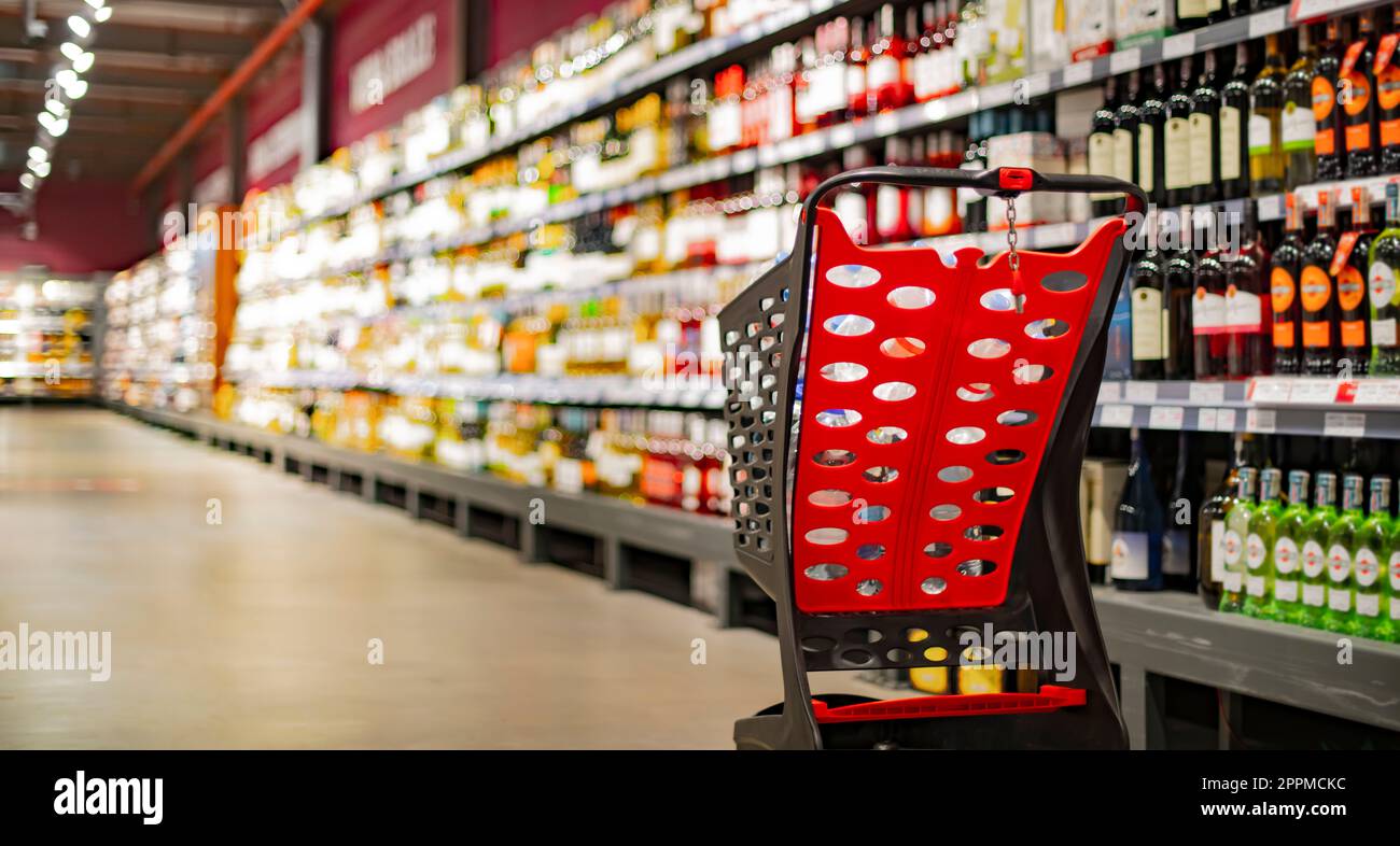 Un carrello con prodotti alimentari in un supermercato Foto Stock