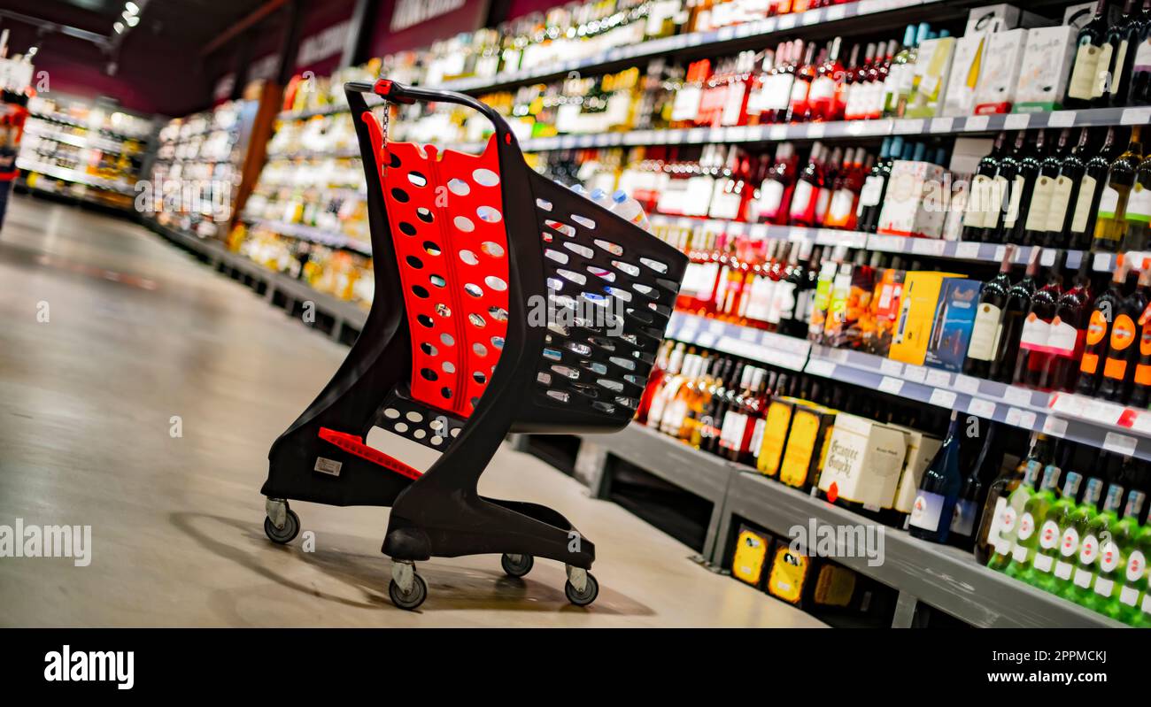 Un carrello con prodotti alimentari in un supermercato Foto Stock