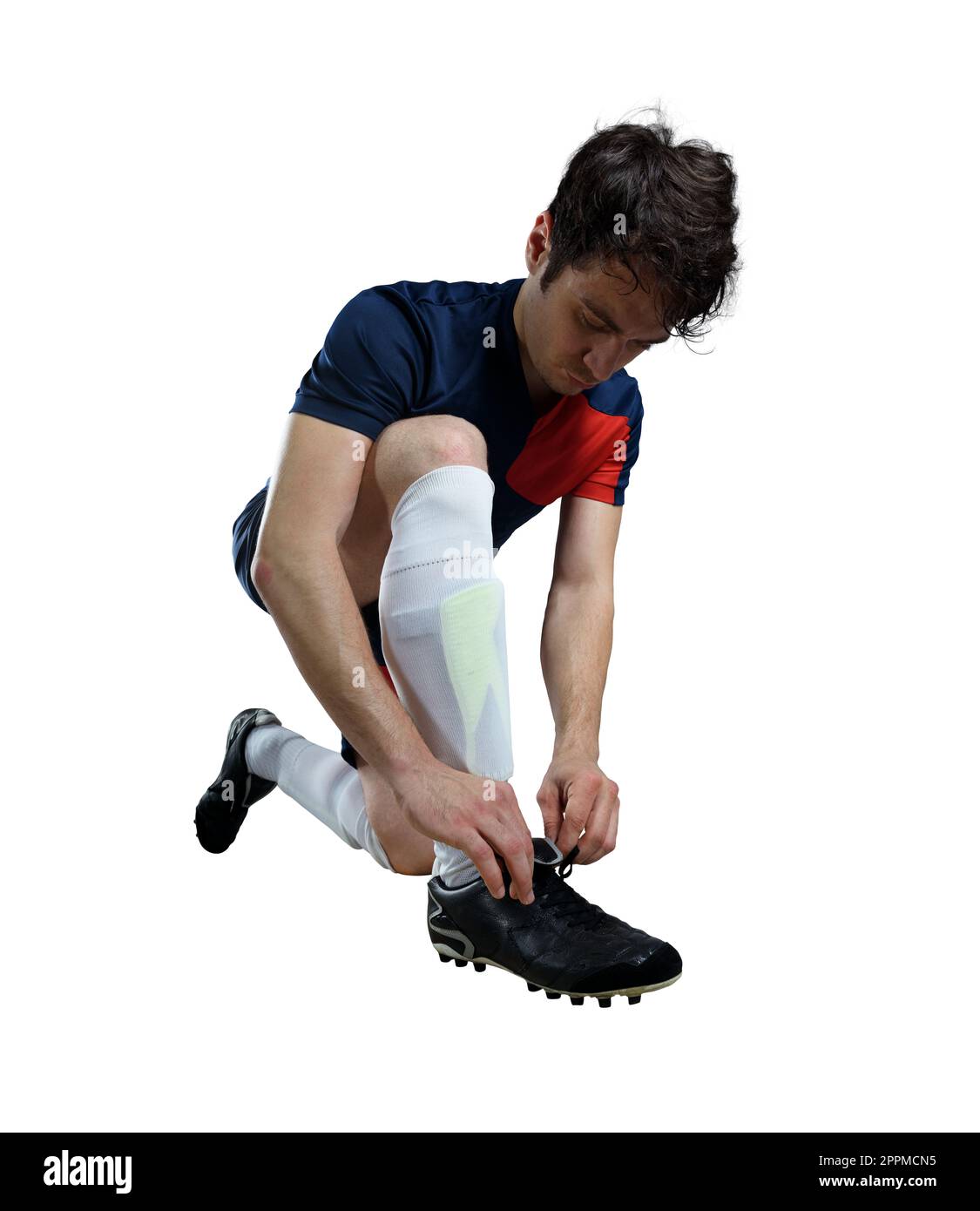 Il giocatore di calcio lega le sue scarpe da calcio pronte per giocare Foto Stock Il giocatore di calcio lega le sue scarpe da calcio pronte per giocare Foto Stock