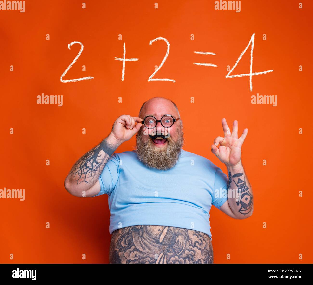 Felice uomo grasso agisce come una persona nerd Foto Stock