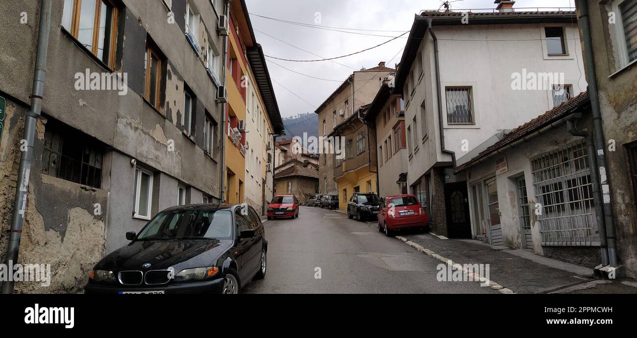 Sarajevo, Bosnia- 8 marzo 2020: I turisti visitano il sebilj, le strade di sarajevo, i vecchi edifici, i trasporti e i negozi, la vita quotidiana a sarajevo Foto Stock