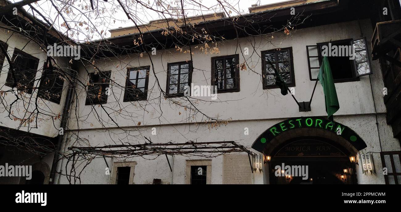 Bosnia ed Erzegovina, 8 marzo 2020. Vecchio edificio turco con finestre. Bascarsija, un bazar orientale e un antico centro storico ottomano di Sarajevo, Bosnia ed Erzegovina Foto Stock
