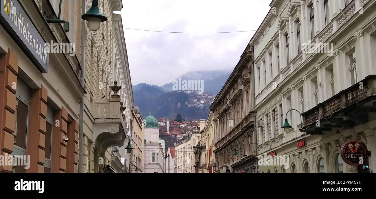 Sarajevo, Bosnia ed Erzegovina, 8 marzo 2020. Alture sulla montagna, da dove le truppe serbe spararono sulle strade di Sarajevo negli anni '90 Punto di fuoco. Facciate di case al momento Foto Stock