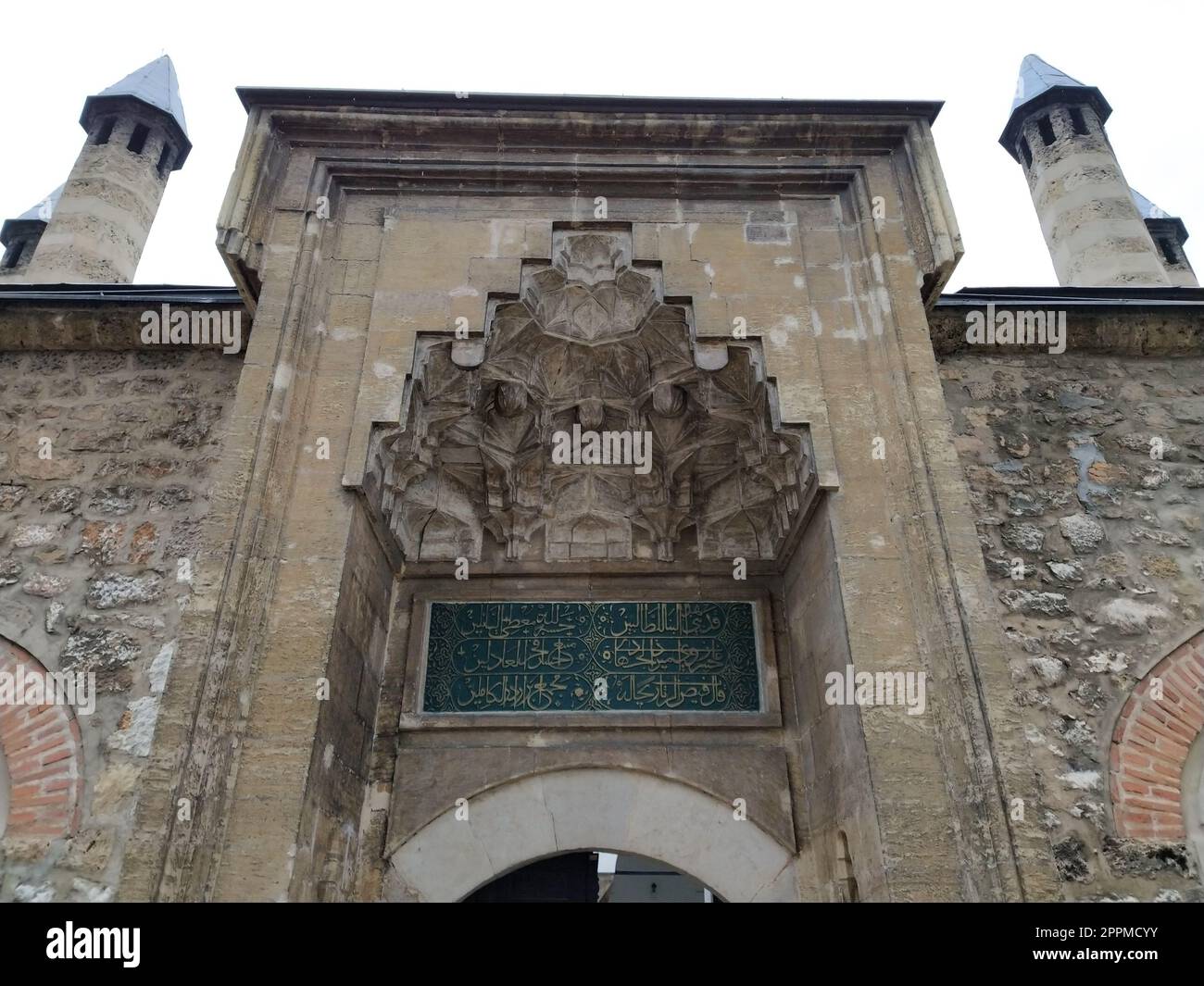 Sarajevo, Bosnia ed Erzegovina, 8 marzo 2020, strade centrali di Sarajevo. Monumenti islamici e siti turistici. Attrazioni turistiche di Sarajevo. Viaggi d'affari, viaggi ed escursioni. Balcani Foto Stock