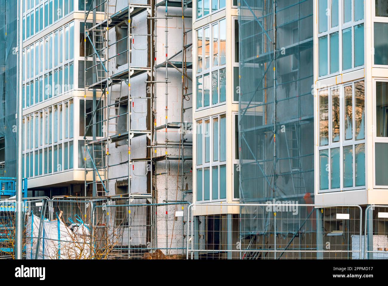 Alta facciata di un edificio a più piani in costruzione Foto Stock