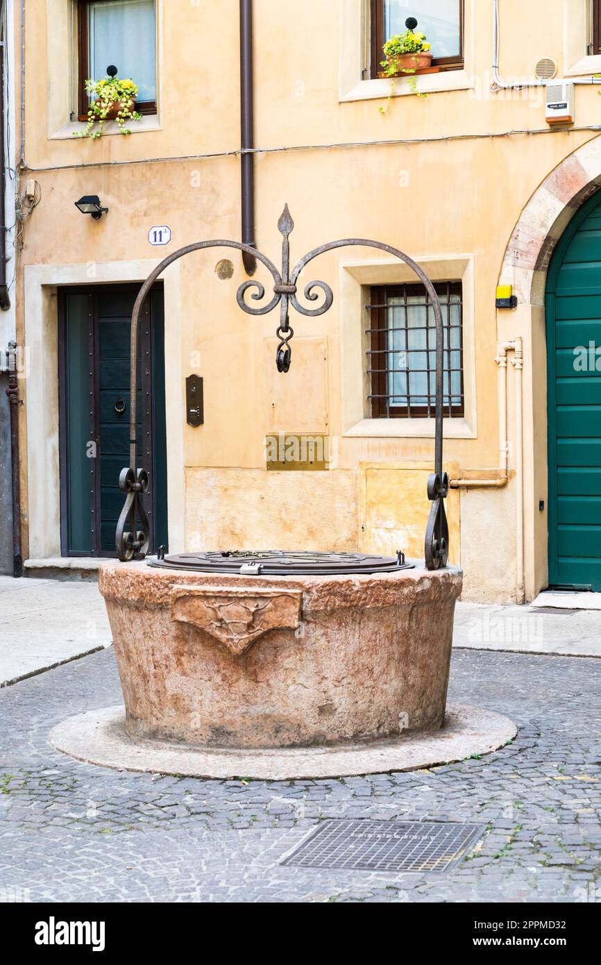 Verona, Italia - il famoso Pozzo dell'amore, romantico tour nel cuore della città Foto Stock