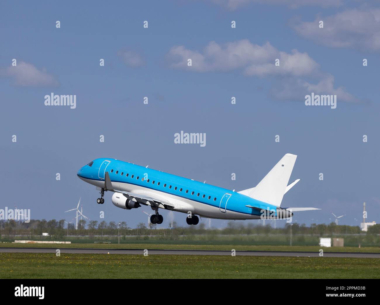 Aereo passeggeri che parte dalla pista, Schiphol, Amsterdam, Paesi Bassi Foto Stock