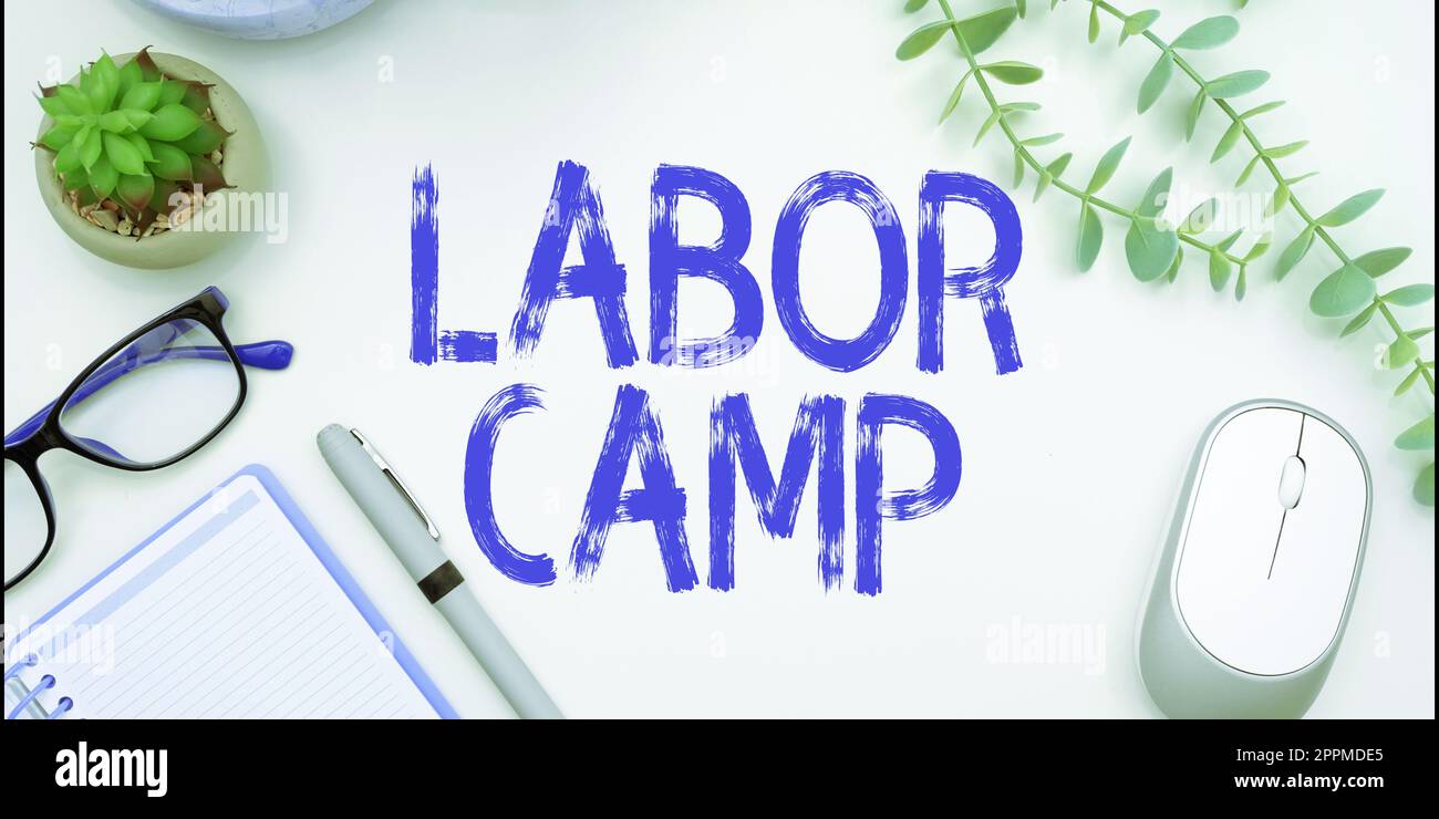 Testo scritto a mano Labor Camp. Parola per una colonia penale in cui viene eseguito il lavoro forzato Foto Stock