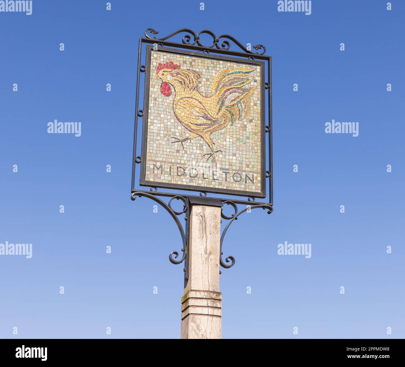 Tradizionale cartello villaggio mosaico su un palo di legno situato nel centro di Middleton, Suffolk. REGNO UNITO Foto Stock