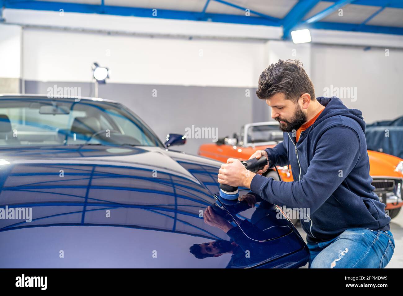 dettaglio della carrozzeria, lucidatura con levigatrice meccanica, cura della vettura, automotive Foto Stock