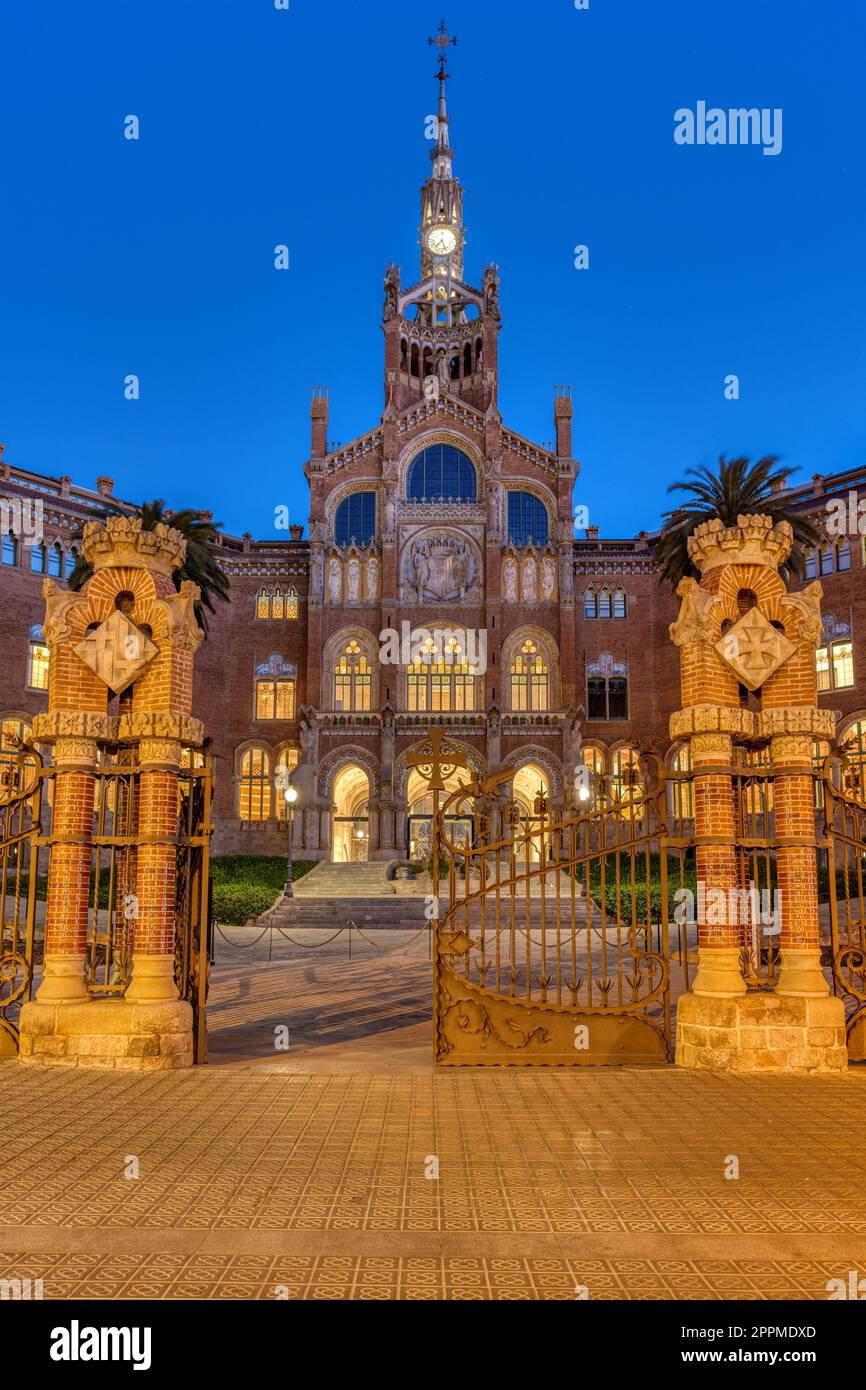 La Recinte modernista de Sant Pau a Barcellona di notte Foto Stock