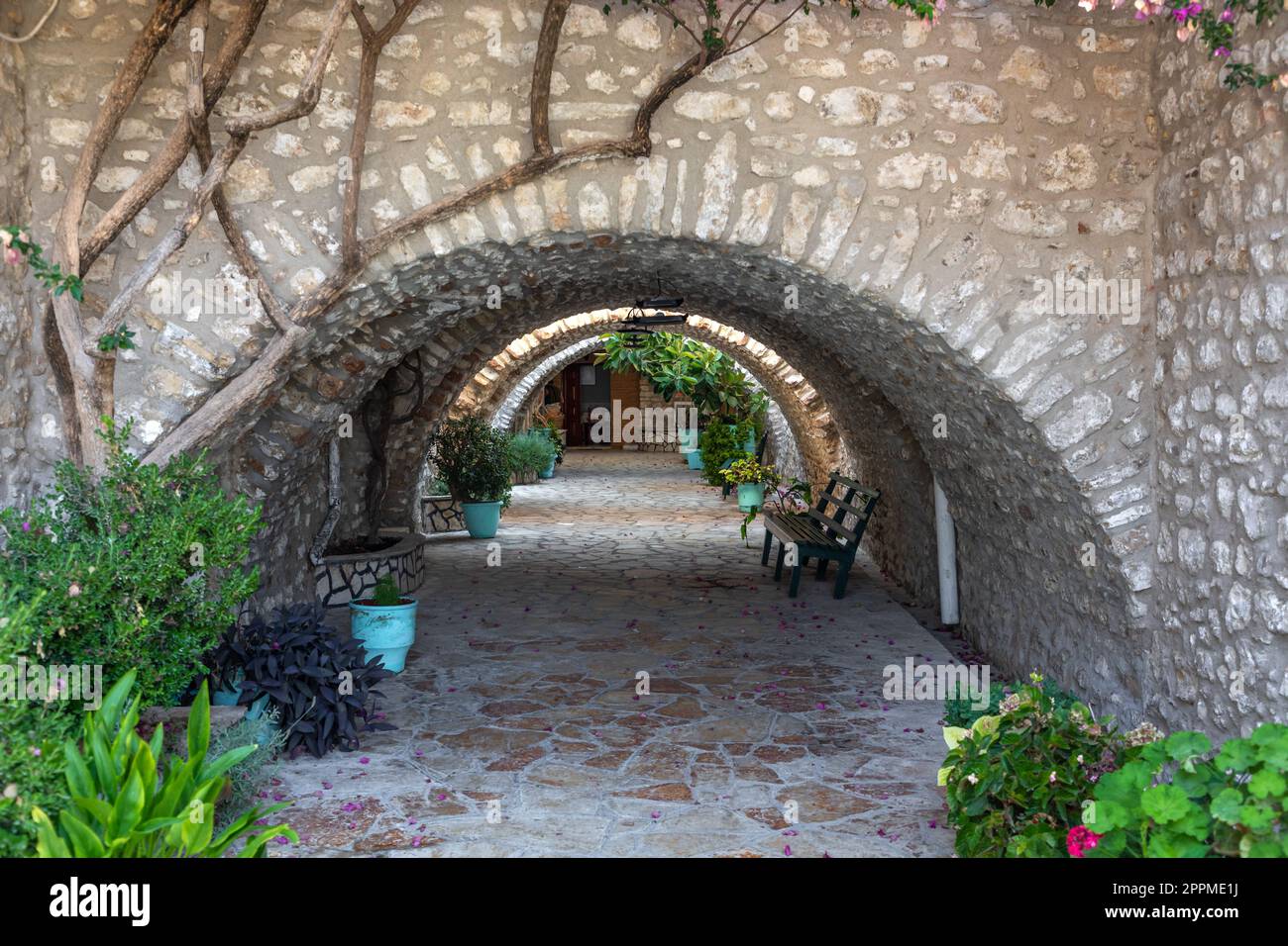 Arch al monastero di Paleokastritsa sull'isola di Corfù, Grecia Foto Stock