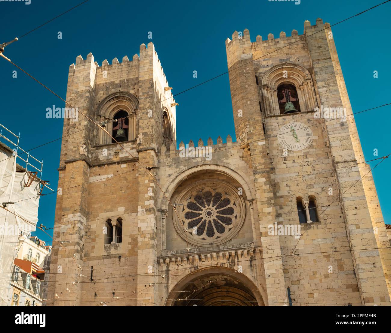 Se Patriarcale Cattedrale di Lisbona, vista da basso angolo durante il tramonto con cielo chiaro Foto Stock