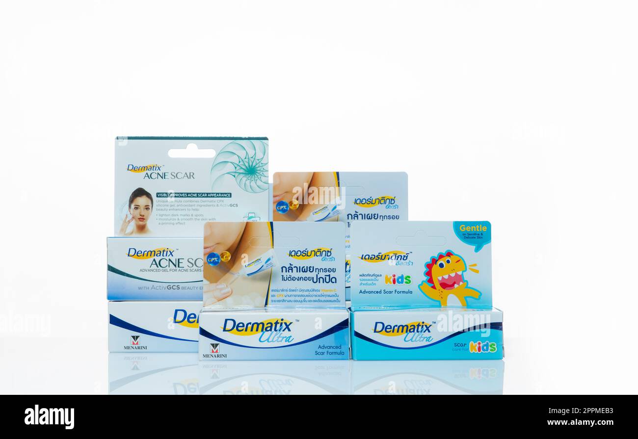 CHONBURI, THAILANDIA-30 GENNAIO 2023: Dermatix ultra Advanced Scar Forular, Dermatix ultra Scar Care for Kids, e Dermatix acne Scar gel avanzato isolato su sfondo bianco. Prodotti di MENARINI. Foto Stock