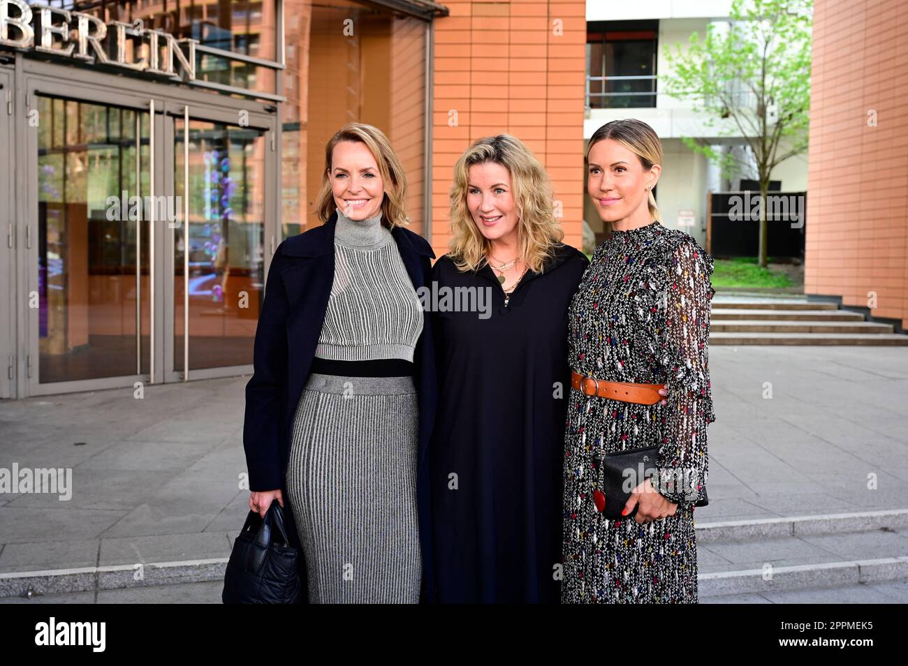 Simone Hanselmann, Alexa Maria Surholt und Wolke Hegenbarth bei der Premiere des Theaterstücks 'Stolz und Vorurteil *oder so' in der Komödie am Kurfür Foto Stock