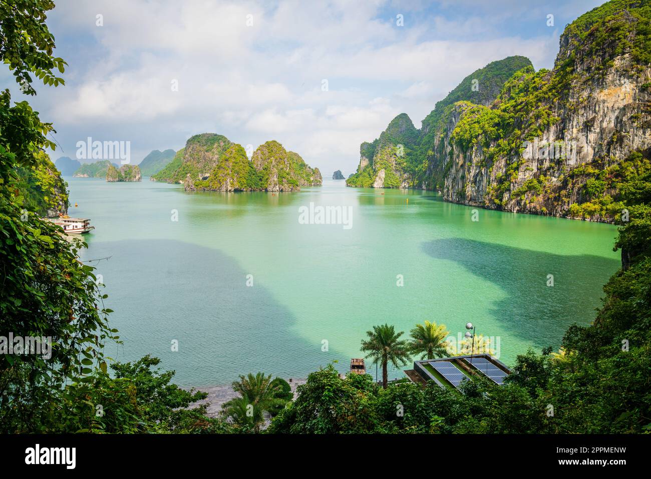 Vista panoramica delle isole di ha Long Bay dall'ingresso alla grotta Thien Cung in Vietnam Foto Stock