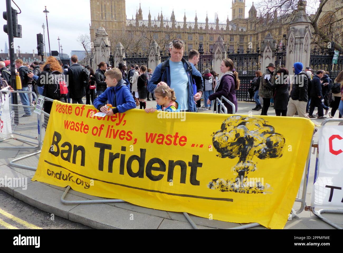 Londra, Regno Unito. 24th Apr, 2023. Estinzione la ribellione blockera il Parlamento il 4th° giorno di proteste. Credit: Brian Minkoff/Alamy Live News Foto Stock