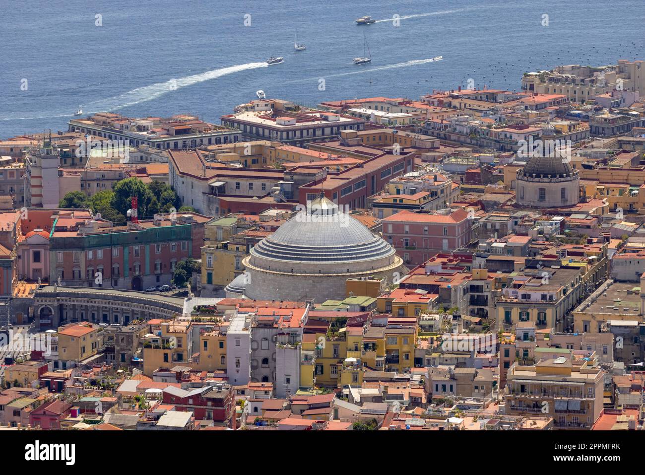 Vista aerea della città con edifici colorati e porto sul Mar Tirreno, Golfo di Napoli, Italia Foto Stock