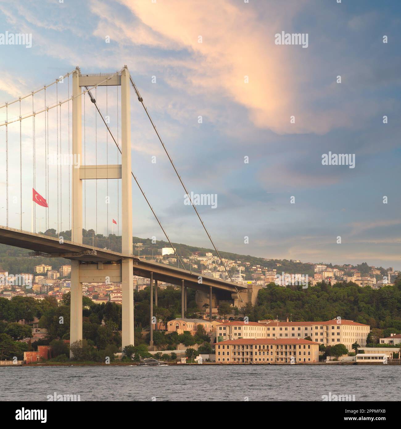 Ponte sul Bosforo e edificio della direzione generale della sicurezza costiera, o Kiyi Emniyeti Genel Mudurlugu Foto Stock
