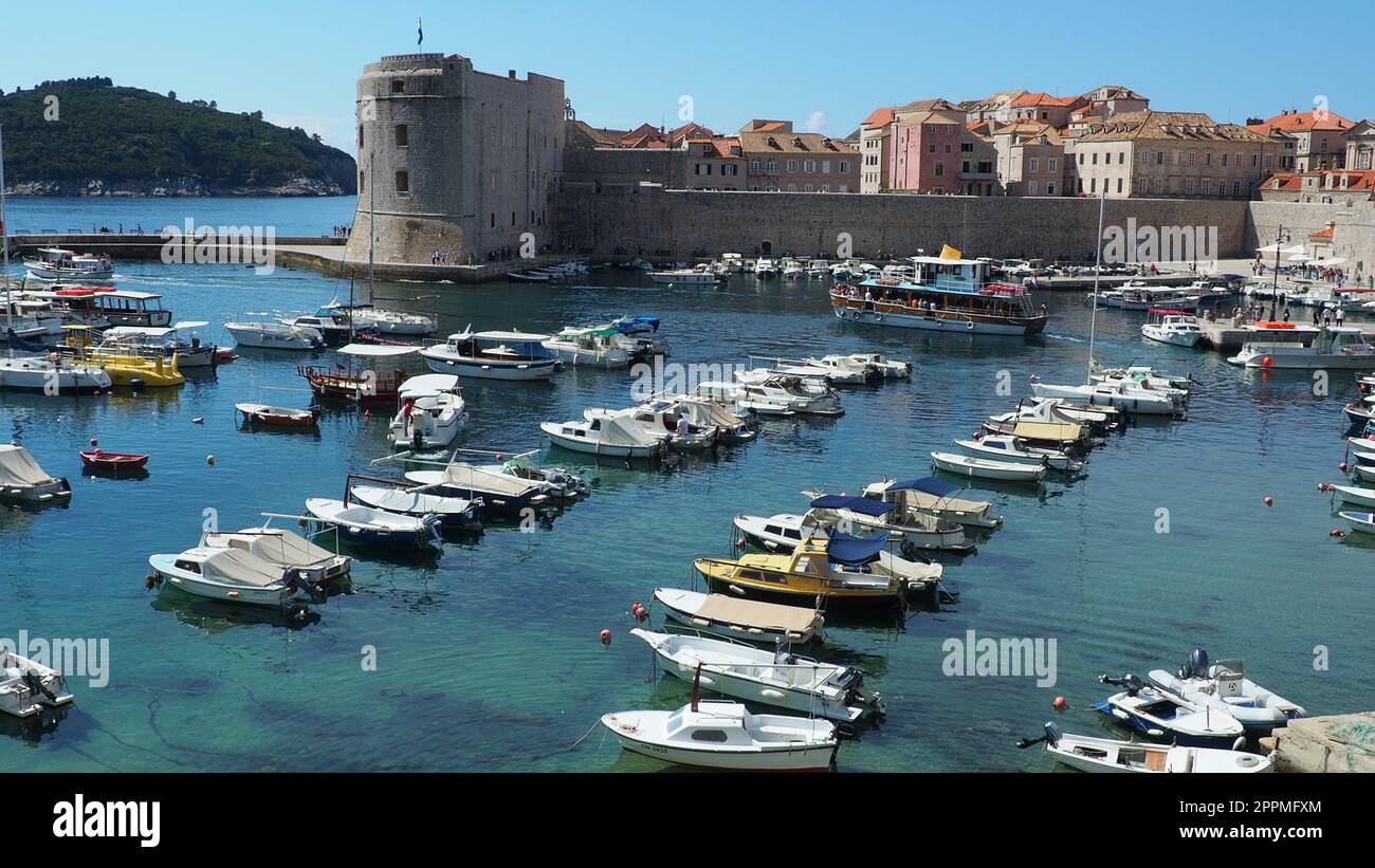Dubrovnik, Croazia, 08.14. 2022. Attrattiva turistica estiva del porto cittadino. I turisti camminano, salgono su barche e navi e fanno gite in barca. Mare Adriatico. Viaggi e attività ricreative. Barche private di cittadini locali Foto Stock