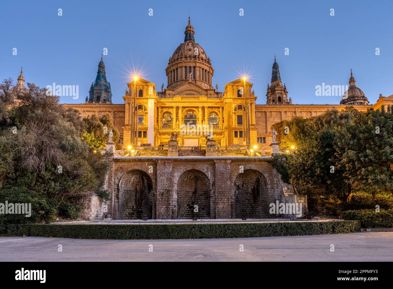 Il Palazzo Nazionale di Montjuic a Barcellona al tramonto Foto Stock