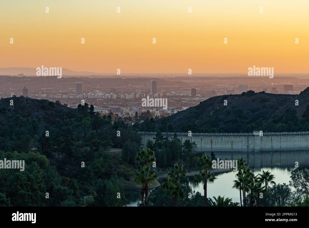 Tramonto su West Los Angeles e Hollywood Reservoir Foto Stock