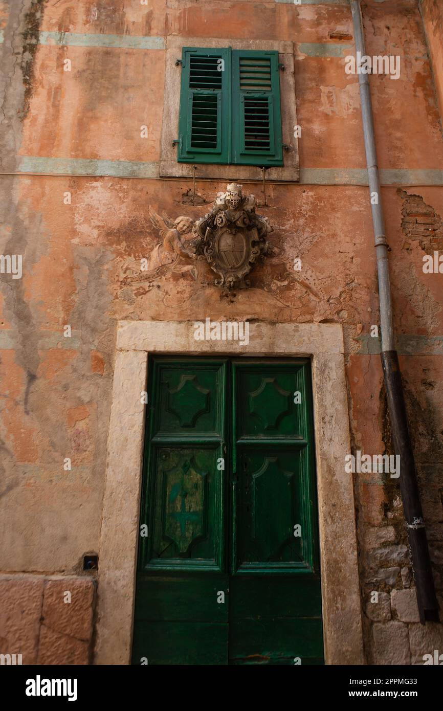 Cattaro, 5 luglio 2021: Belle strade della città vecchia di Cattaro, porte verdi vecchie, Montenegro. Foto Stock