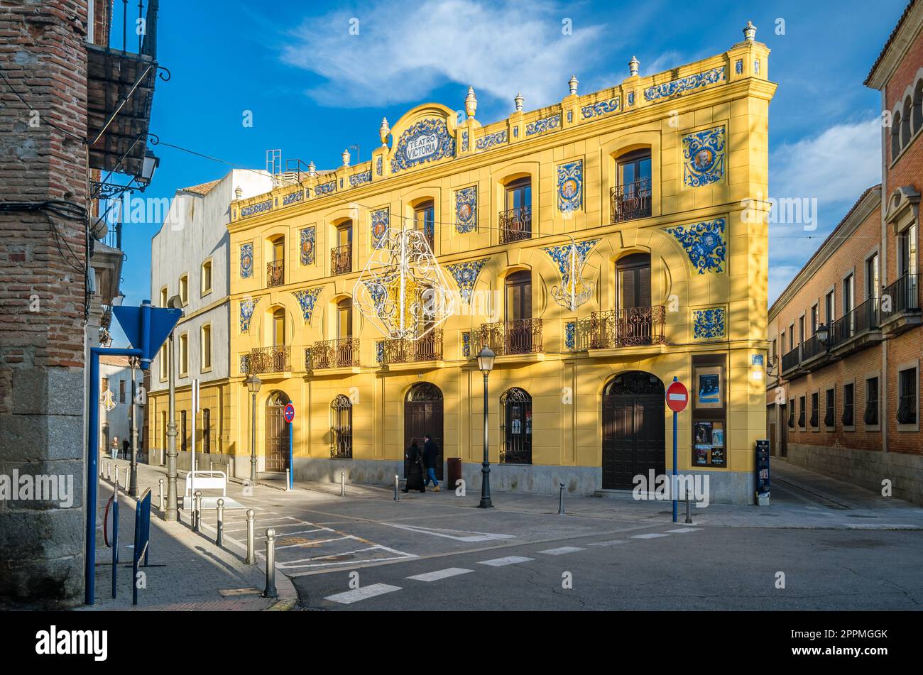 TALAVERA DE LA REINA, SPAGNA - 19 DICEMBRE 2021: Facciata del Victoria Theater a Talavera de la Reina, Castilla la Mancha, Spagna, costruita nel 1912 in stile modernista e facciata in piastrelle di ceramica, opera del ceramista Juan Ruiz de Luna Foto Stock