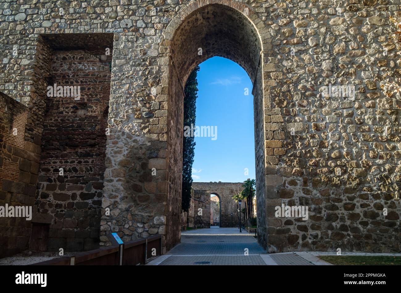 Mura antiche, fortificazioni in pietra nella città di Talavera de la Reina, Castilla la Mancha, Spagna Foto Stock