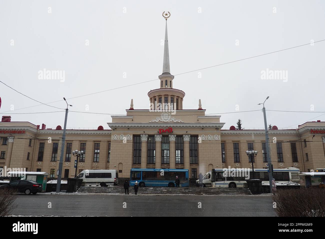 Petrozavodsk, Repubblica di Carelia, Russia, 16 gennaio 2023. Gagarin Square, Lenin Avenue. La vita quotidiana dei russi. I trasporti pubblici e le auto sono alla guida. Stazione ferroviaria. Neve, neve e neve. Foto Stock
