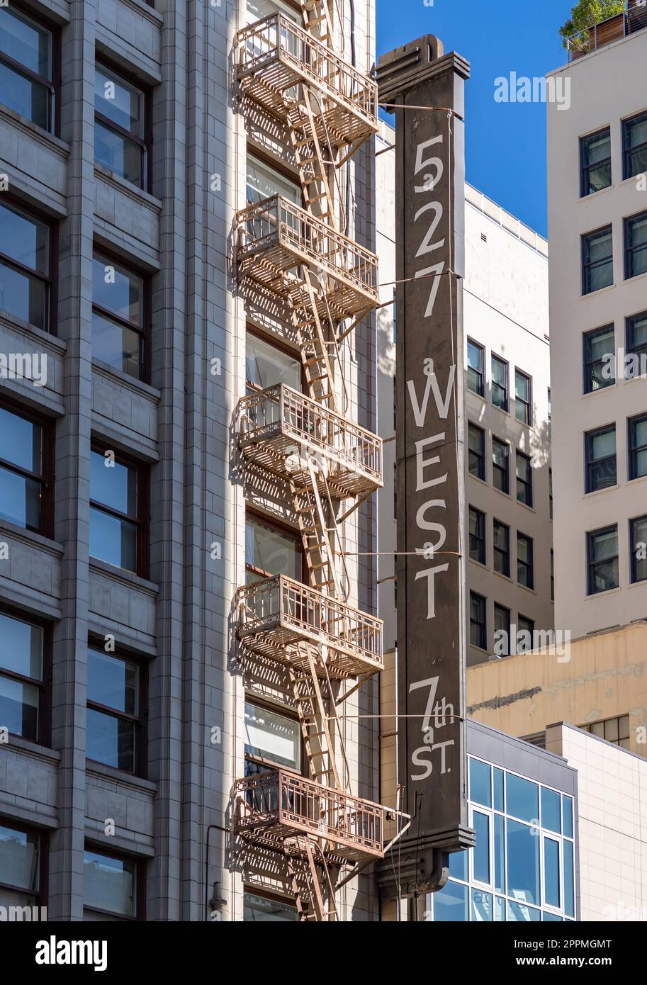 527 West 7th Street Sign and Fire Escape Foto Stock