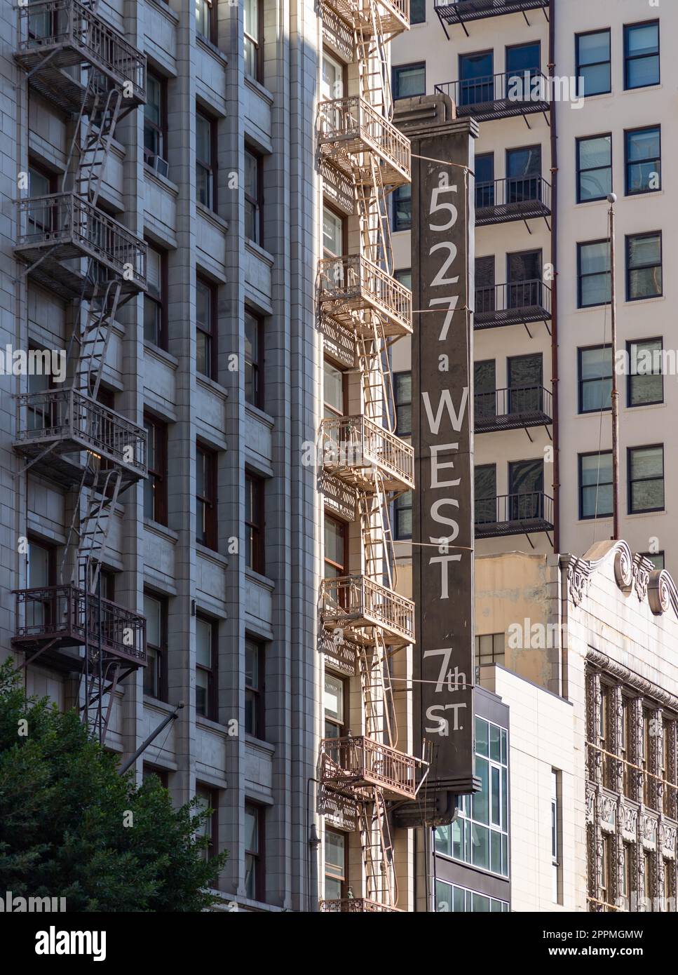 527 West 7th Street Sign and Fire Escape Foto Stock