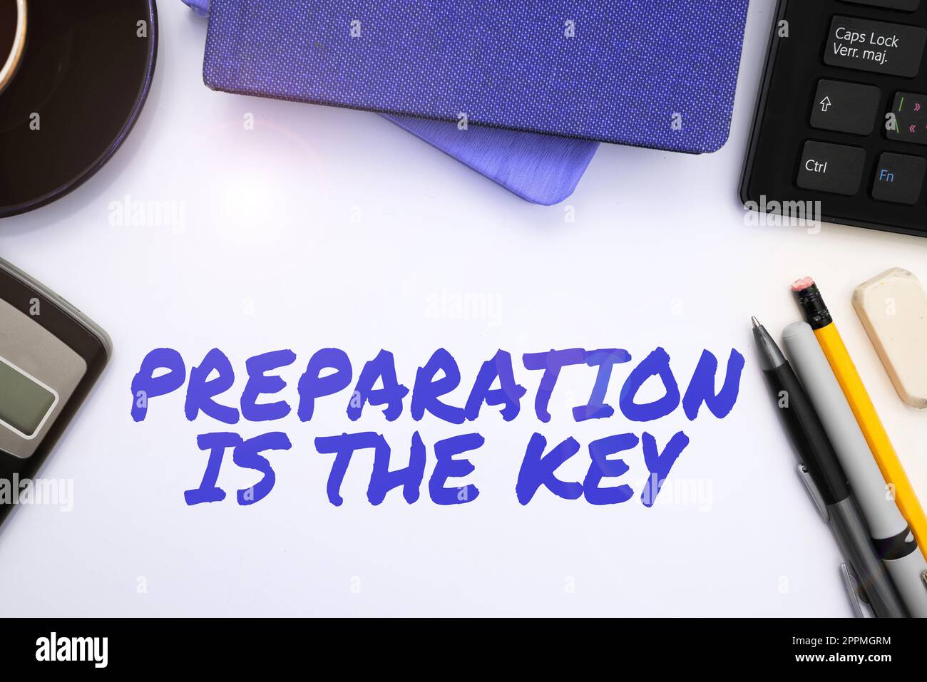 Il simbolo di testo che mostra la preparazione è la chiave. Concetto che significa azione di rendere qualcosa pronto per l'assistenza o l'uso Foto Stock
