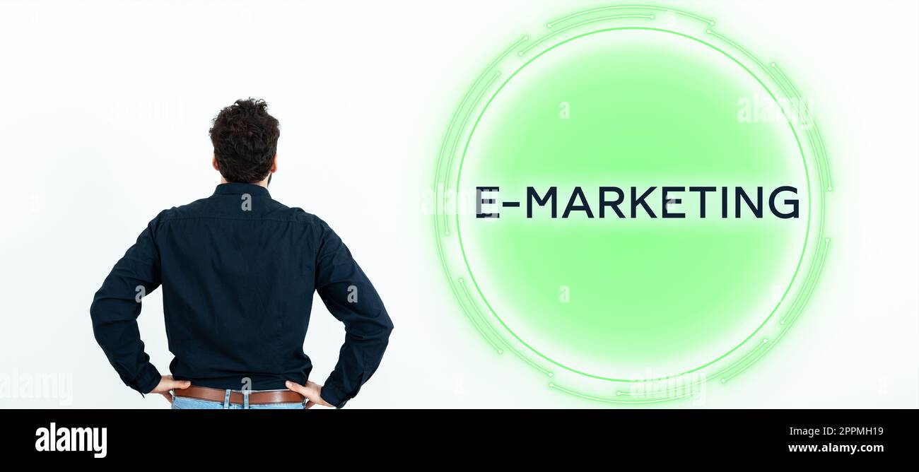 Scrittura a mano segno e Marketing. Parola scritta sul commercio che vende il prodotto o il servizio elettronicamente Foto Stock