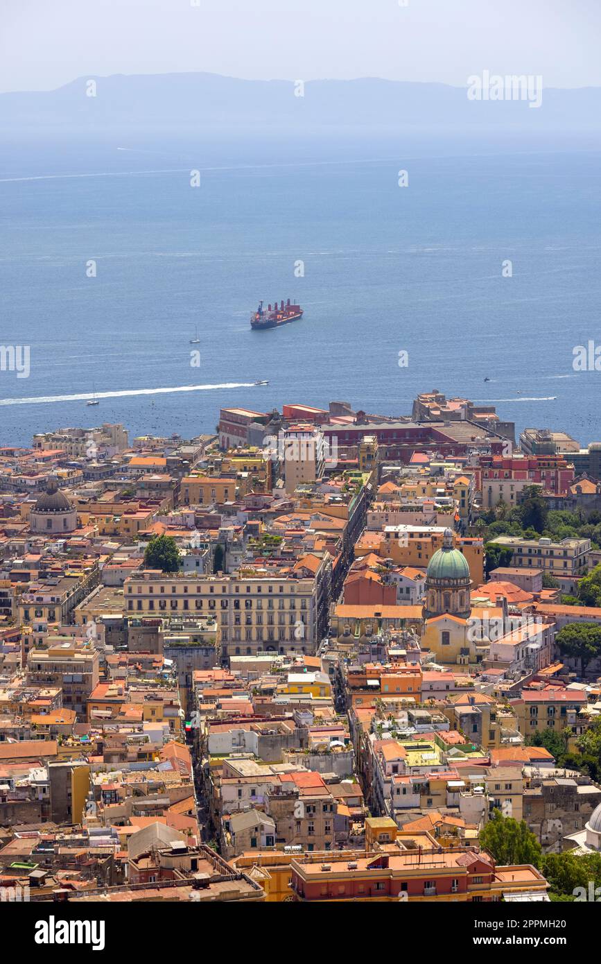 Vista aerea della città con edifici colorati e porto sul Mar Tirreno, Golfo di Napoli, Italia Foto Stock