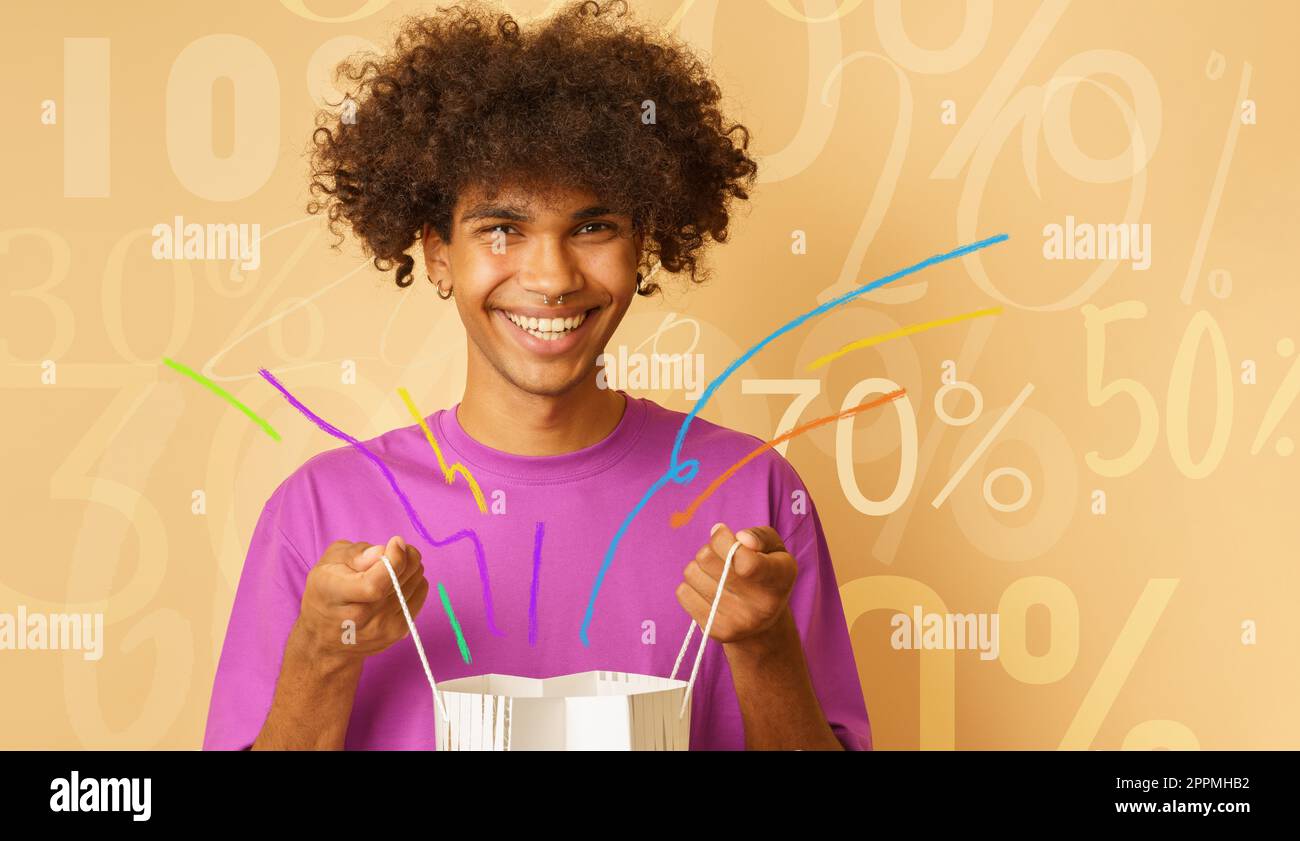 Uomo felice con i sacchetti di shopping in mano Foto Stock