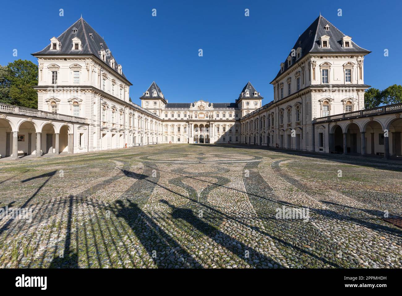 Torino, Italia - esterno del castello. Punto di riferimento storico con cielo blu e luce del giorno Foto Stock