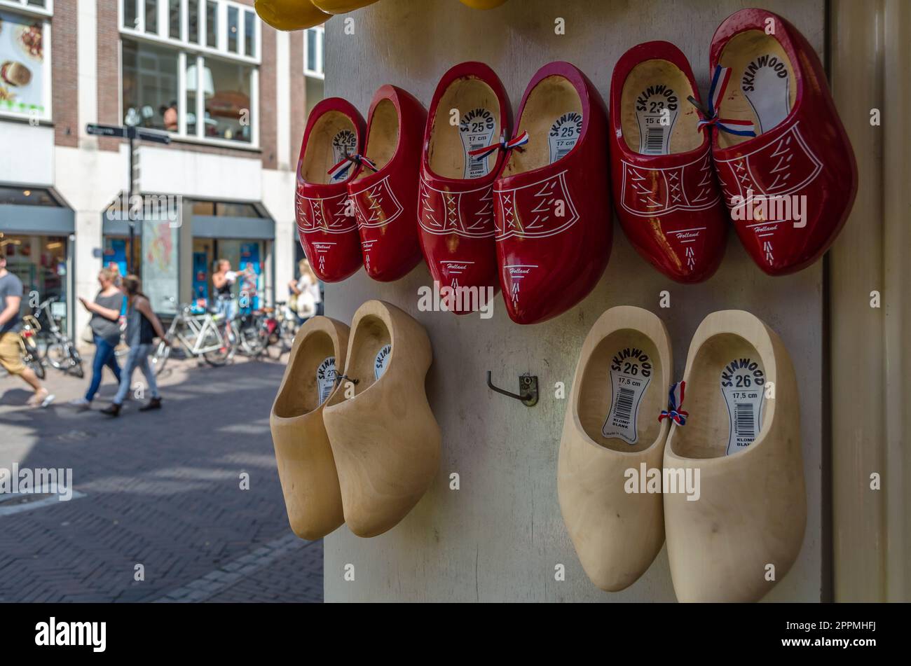 UTRECHT, PAESI BASSI - 23 AGOSTO 2013: Tradizionali zoccoli di legno olandesi, esposti in un negozio nel centro storico di Utrecht, Paesi Bassi Foto Stock