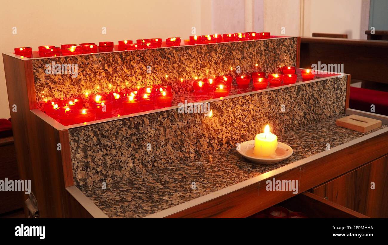 Memorial Day con candela. Le candele commemorative sono accese. Le fiamme delle candele bruciano nel cimitero. Candele bruciate nella chiesa cattolica di Dubrovnik, Croazia. Molte candele. La fiamma oscilla nel pescaggio Foto Stock