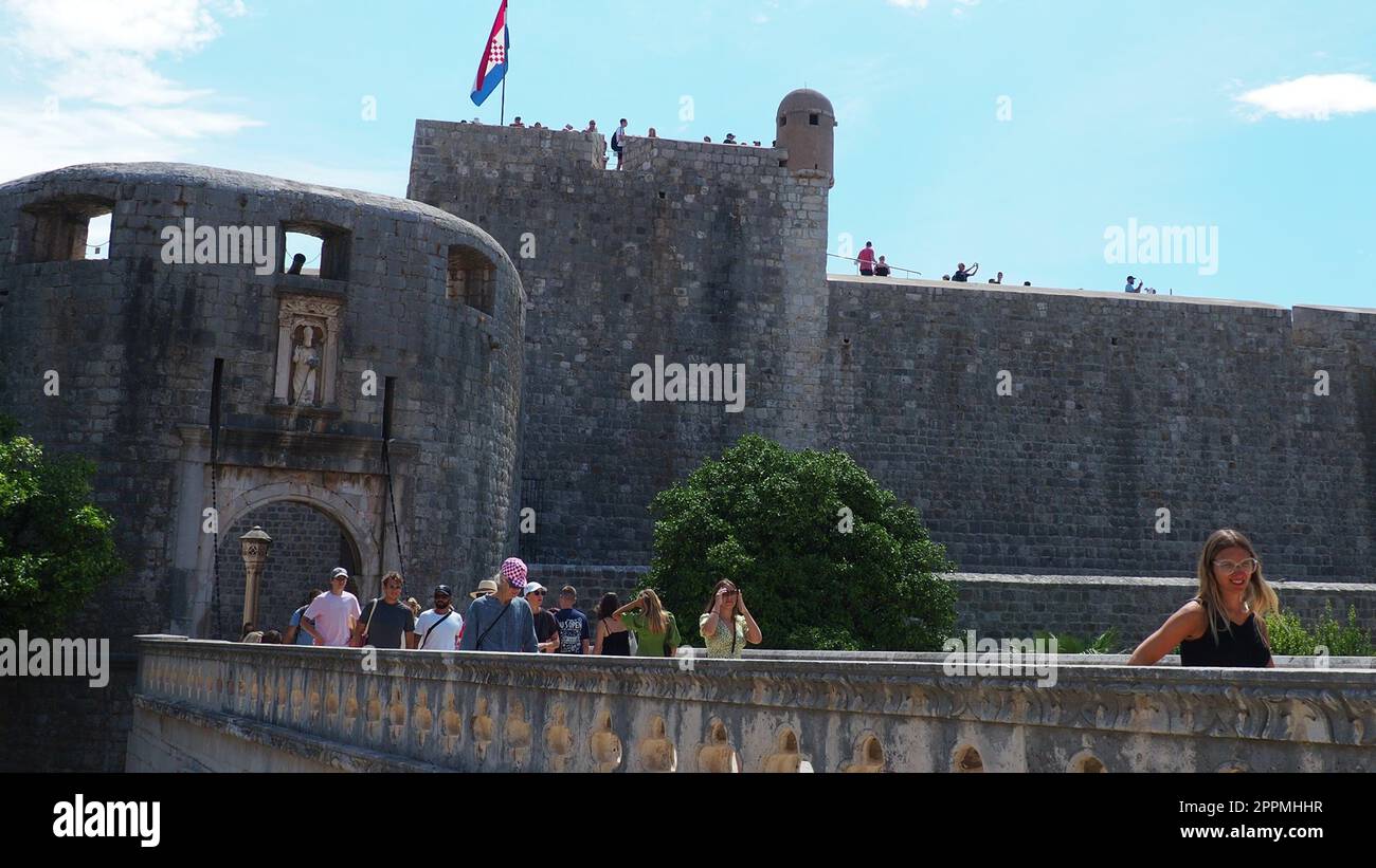 Pile Gate Dubrovnik Croazia 14 agosto 2022 persone uomini e donne camminano lungo il ponte di pietra fino alla porta della città Vecchia. Folla di turisti. Ingresso affollato. L'ingresso principale della città Vecchia, l'affollata porta pile Foto Stock