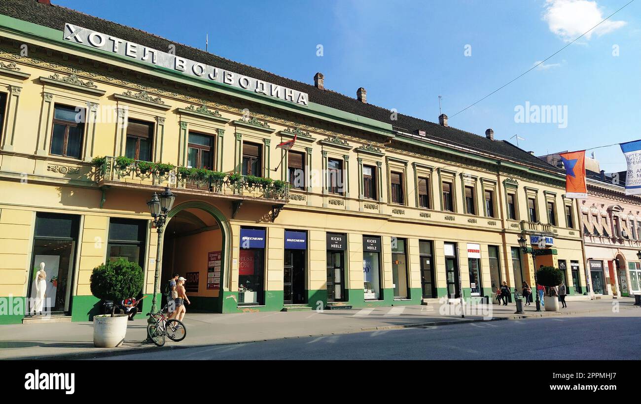 Novi Sad, Serbia 30 aprile 2022 l'Hotel Vojvodina è l'hotel più antico nel centro della città. Struttura turistica europea. Strada con passanti. Piazza della libertà. Hotel con servizi in camera Foto Stock