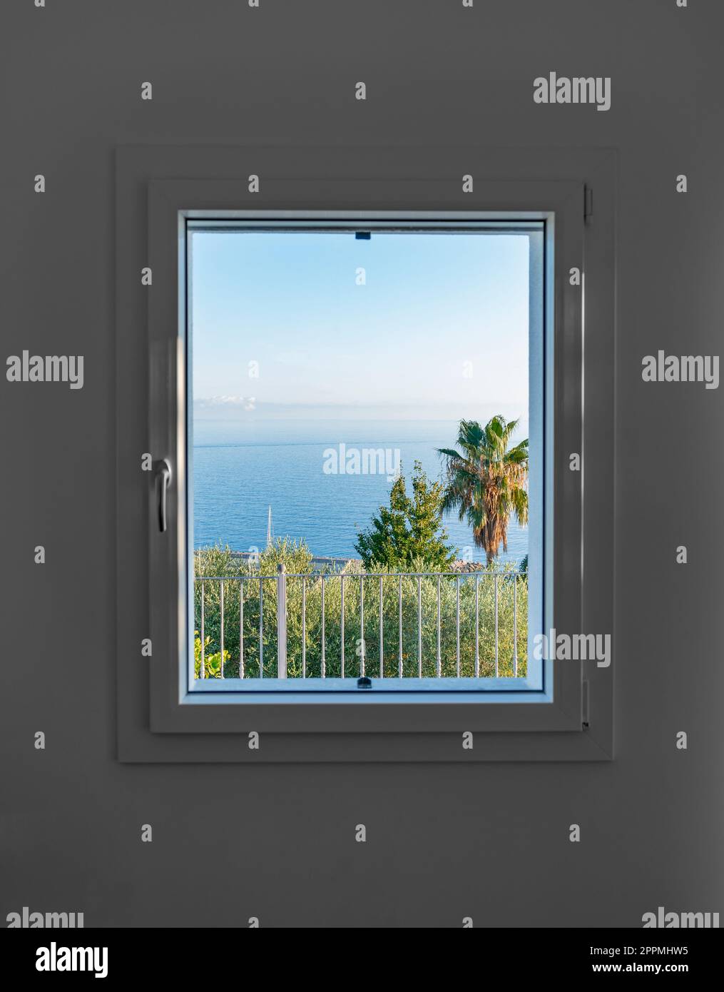Finestra con vista sul mare Foto Stock
