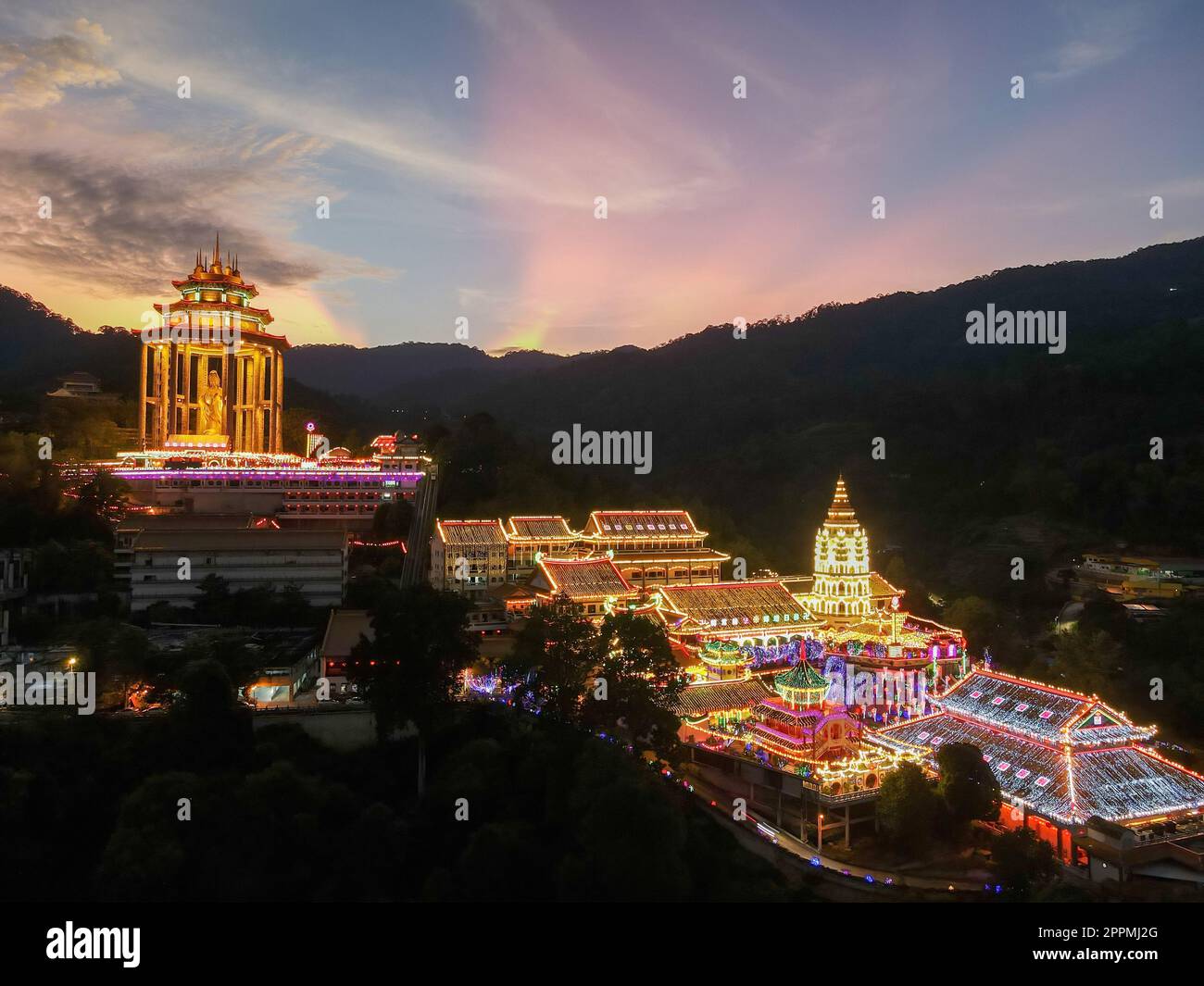 Spettacolare tramonto sul tempio di Kek Lok si con luce LED illuminata Foto Stock