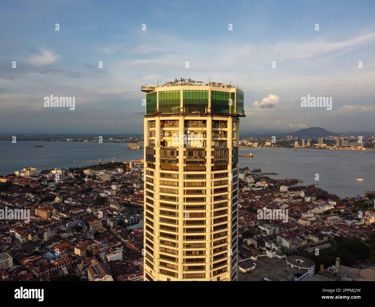 Vista aerea, serata luminosa al sole presso l'edificio Komtar e la storica George Town Foto Stock