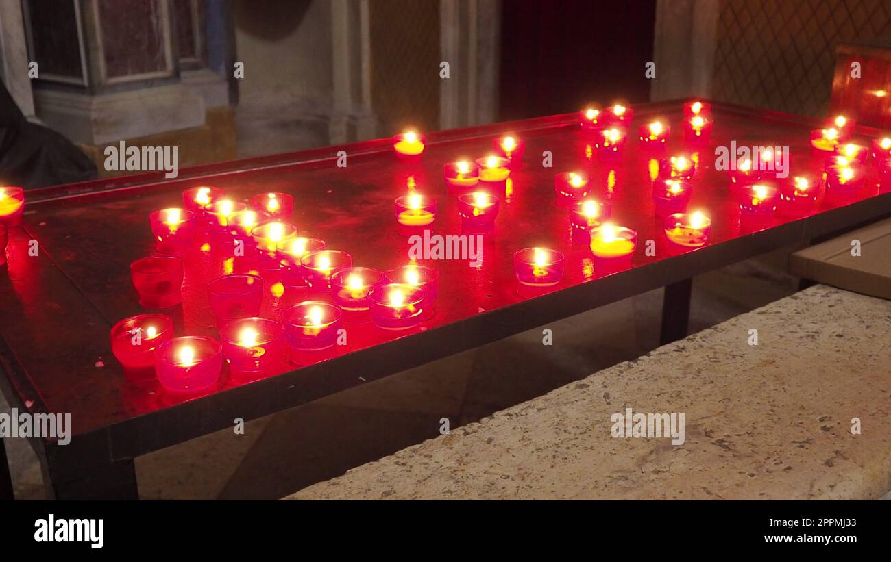 Memorial Day con candela. Le candele commemorative sono accese. Le fiamme delle candele bruciano nel cimitero. Candele bruciate nella chiesa cattolica di Dubrovnik, Croazia. Molte candele. La fiamma oscilla nel pescaggio Foto Stock